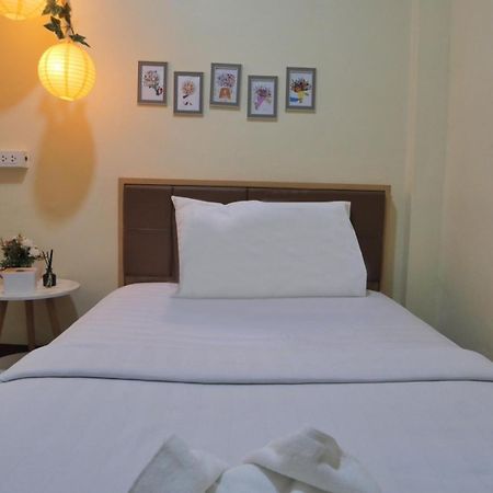 Ez Sleep @ Ratchada 19 Hostel Банкок Екстериор снимка