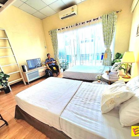 Ez Sleep @ Ratchada 19 Hostel Банкок Екстериор снимка