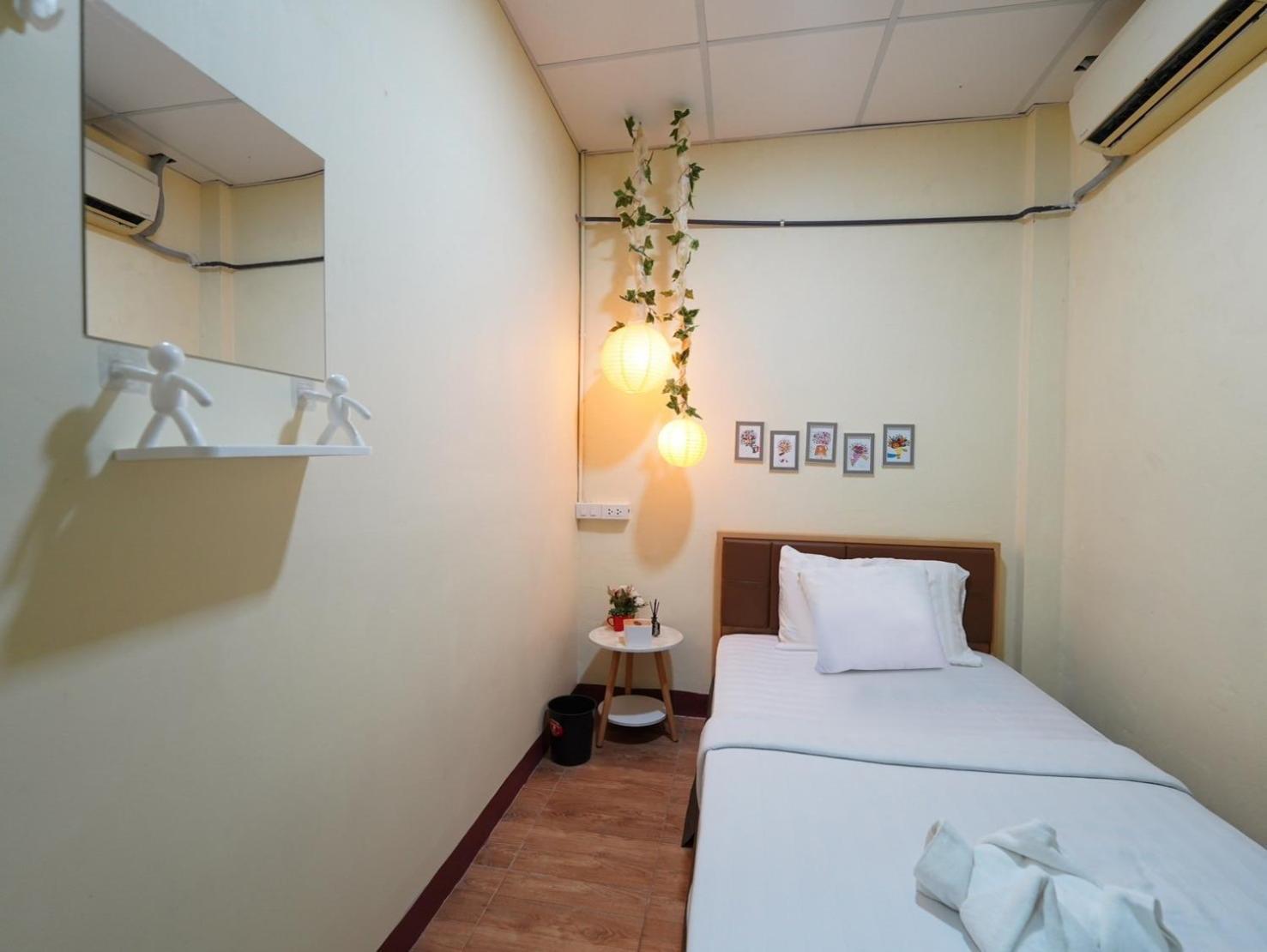 Ez Sleep @ Ratchada 19 Hostel Банкок Екстериор снимка