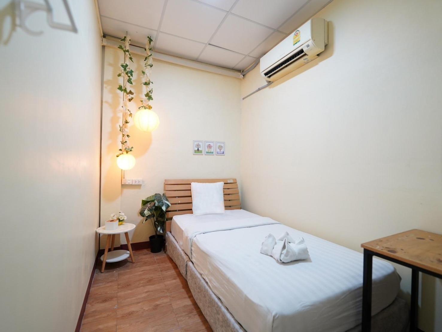 Ez Sleep @ Ratchada 19 Hostel Банкок Екстериор снимка